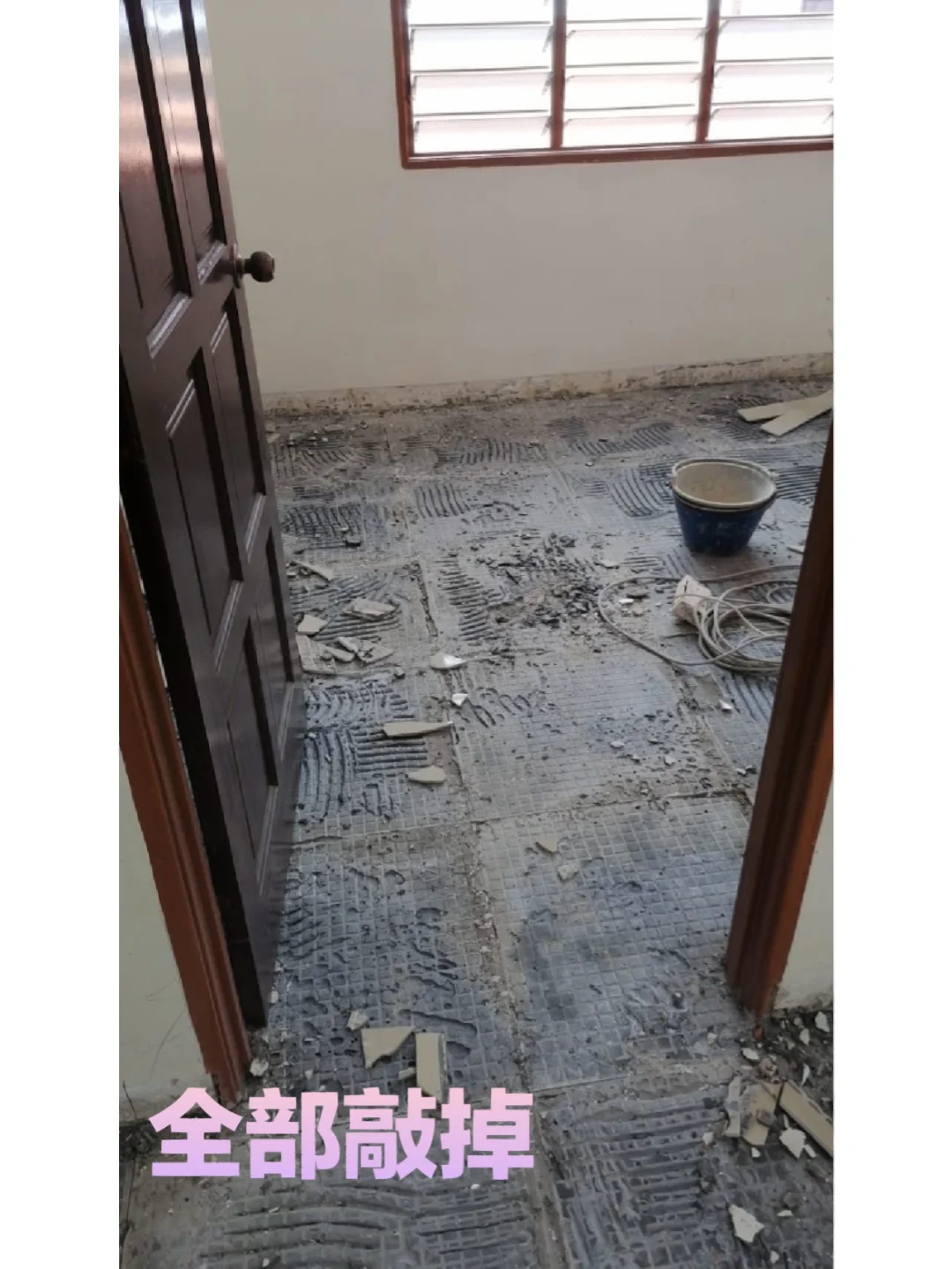 屋里地砖突然全翘起来了(十多年地砖翘起来了怎么修复)